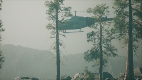 Helicóptero-Volador-En-Cámara-Lenta-Extrema-Cerca-Del-Bosque-De-Montaña